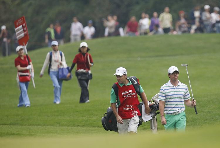 spænding. Nordirske Rory McIlroy (th) ser ud til at måtte indkassere endnu en skuffelse, da han er langt efter førende Dustin Johnson i Kina. 