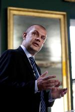 Kædeansvar. Finansminister Bjarne Corydon (S) afviser Enhedslistens krav om at indføre såkaldt kædeansvar i forbindelse med offentligt byggeri: »Der er en lang række ting, som man har mulighed for at gøre i regioner og kommuner, som vi ikke lovgiver om, at man skal gøre«, siger han. -  Foto: 