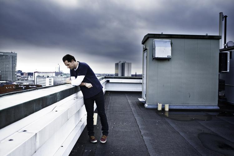 Dansk. Det er vigtigt for Seebach, at det, han synger, betyder noget for ham. Det er derfor, han - trods et par afstikkere på engelsk - holder sig til modersmålet. 