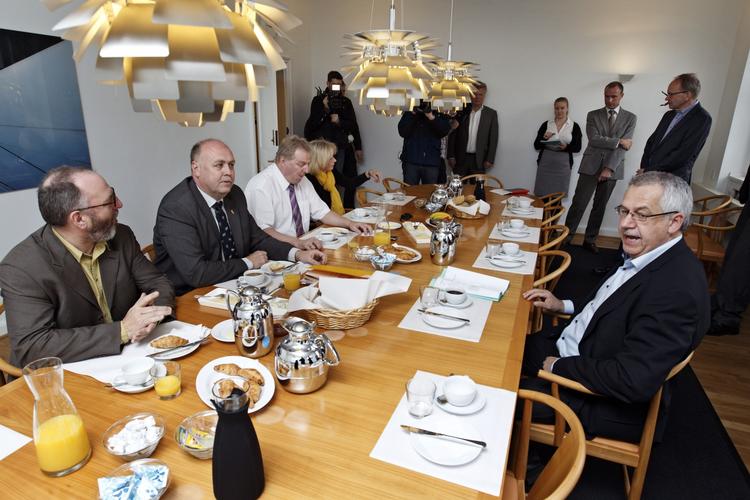 design. Koglelamper over mødebordet i forbindelse med DSB-krisemøde med deltagelse af bl.a. daværende transportminister Hans Christian Schmidt (V) i april 2011. 