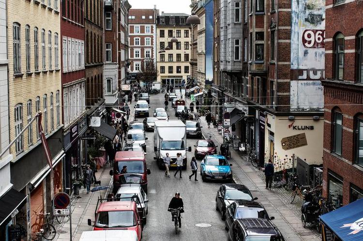 Kaos? Trods trængslen på Værnedamsvej er der på fem år kun registreret fem påkørsler af parkerede biler og ingen personskader. 