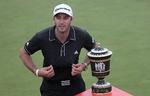 pause. Amerikanske Dustin Johnson fremviser trofæet efter sejren ved HSBC Champions golf tournament i Shanghai i 2013. 