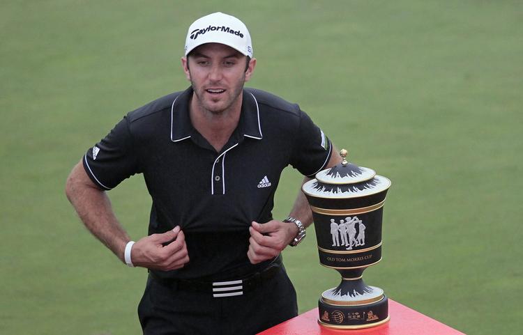 pause. Amerikanske Dustin Johnson fremviser trofæet efter sejren ved HSBC Champions golf tournament i Shanghai i 2013. 
