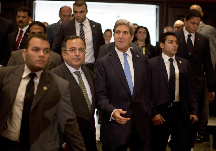 USA's udenrigsminister John Kerry gør det på et pressemøde klart, at det er vigtigt at samarbejde med Egyptens overgangsregering. 