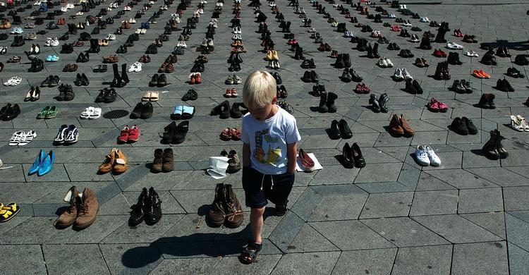 TRAFIKSIKKERHED. Kampagner er det mest effektive middel for at nedbringe antallet af færdselsulykker, mener erfaren trafikpsykolog. Her har Rådet for Større Færdselssikkerhed stillet sko op på Rådhuspladsen i København for hver trafikdræbt. 