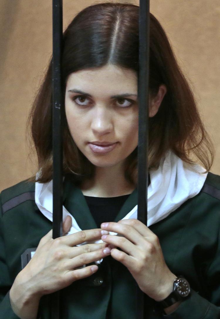 Tavs. Nadesjda Tolokonnikova, der er medlem af musikgruppen Pussy Riot, har ikke givet lyd fra sig i to uger, efter at hun er overført fra én russisk fangelejr til en anden, siger hendes mand. 