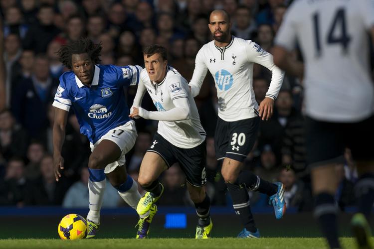 MÅLLØST. Romelu Lukaka (tv.) løber fra Vlad Chiriches i den målløse topkamp. 