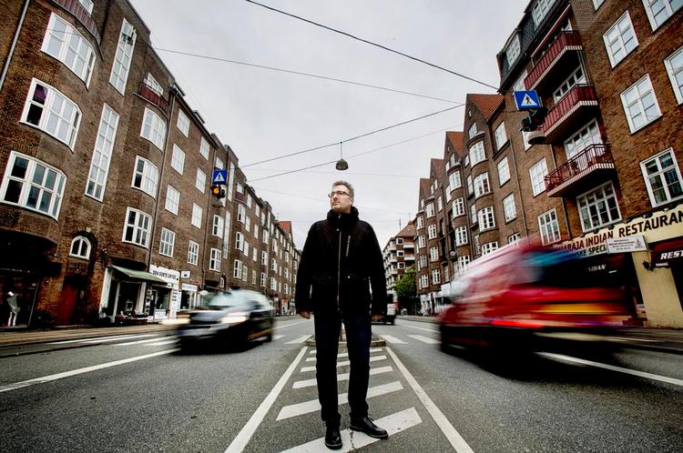 Forskelsbehandling. Christian Legarth har fra midterstriben af Amagerbrogade udsigt til ens ejendomme, der har fået vidt forskellige vurderinger af Skat. 