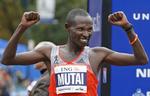 BELØNNET. For Geoffrey Mutai var sejren i New York Marathon ekstra indbringende. 