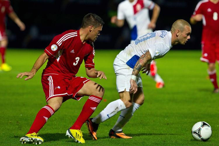 skadet. Den hollandske landsholdsprofil, Wesley Sneijder (th), bliver ikke klar til opgøret mod FC København i Parken. 