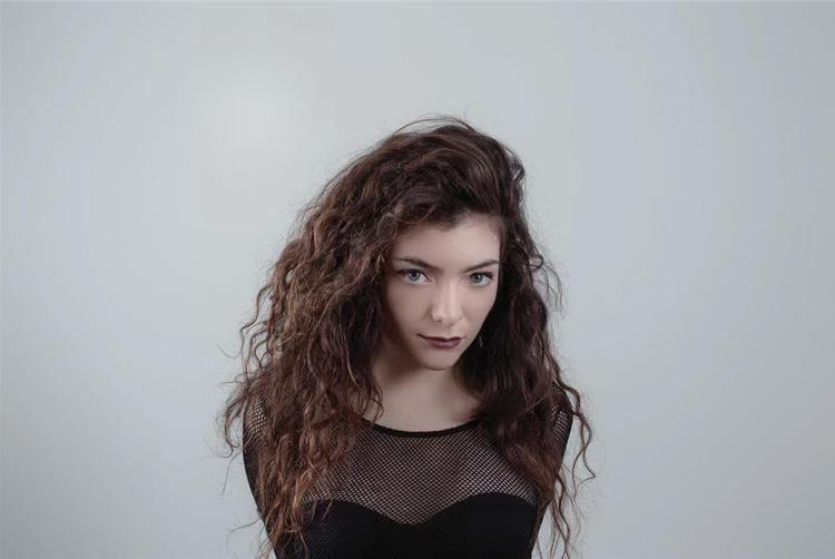 Lorde. Med singlen 'Royals' har Lorde allerede væltet Miley Cyrus og Katy Perry af hitlisterne. 