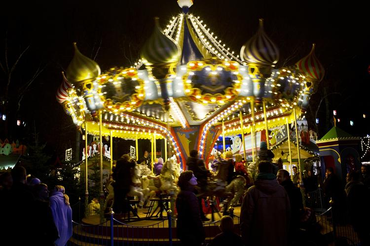 Gadeplan. Tivoli i København er normalt pyntet op til jul. Nu står den også på nytårsfestligheder. 