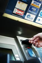 Ærlighed. Ville du også aflevere glemte penge du fandt i en hæveautomat. 