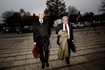 LÆK. Steffen Normann Hansen er her fotograferet, da han ankommer (til venstre) til Skattesagskommissionen. 