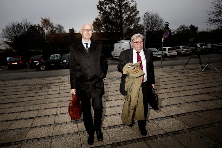 LÆK. Steffen Normann Hansen er her fotograferet, da han ankommer (til venstre) til Skattesagskommissionen. 