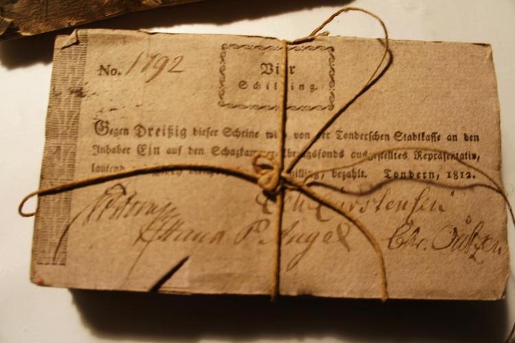 Mickey Mouse-penge. I perioden op til bankerotten i 1813 var den danske rigsdaler så udhulet, at der opstod lokale valutaer, herunder i Tønder, hvor disse nødpengesedler blev trykt i 1812. 