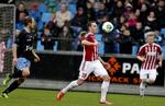Daniel Jensen (tv) befinder sig godt hos Sønderjyske, som er gledet helt i bund i Superligaen. 