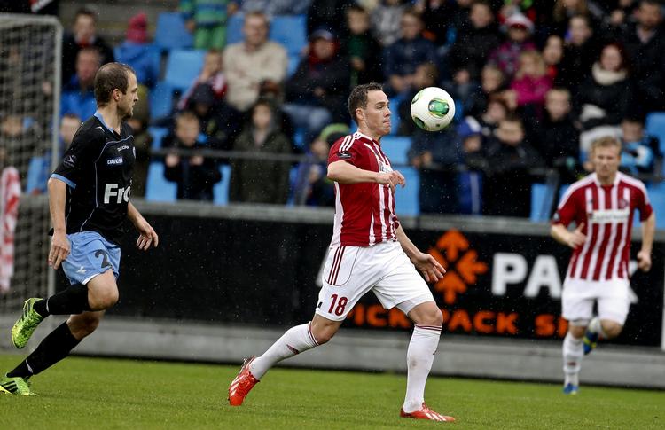 Daniel Jensen (tv) befinder sig godt hos Sønderjyske, som er gledet helt i bund i Superligaen. 