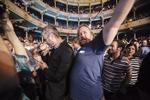 Bånd. Matt Berninger begiver sig ud på en af sine velkendte gåture blandt publikum, mens Tom Berninger holder styr på ledningen. Foto: Mistaken for Strangers/CPH:DOX 