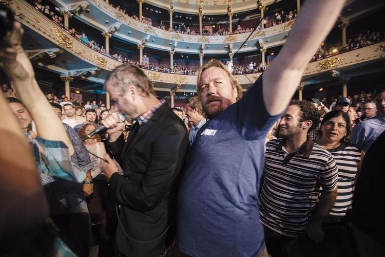 Bånd. Matt Berninger begiver sig ud på en af sine velkendte gåture blandt publikum, mens Tom Berninger holder styr på ledningen. Foto: Mistaken for Strangers/CPH:DOX 