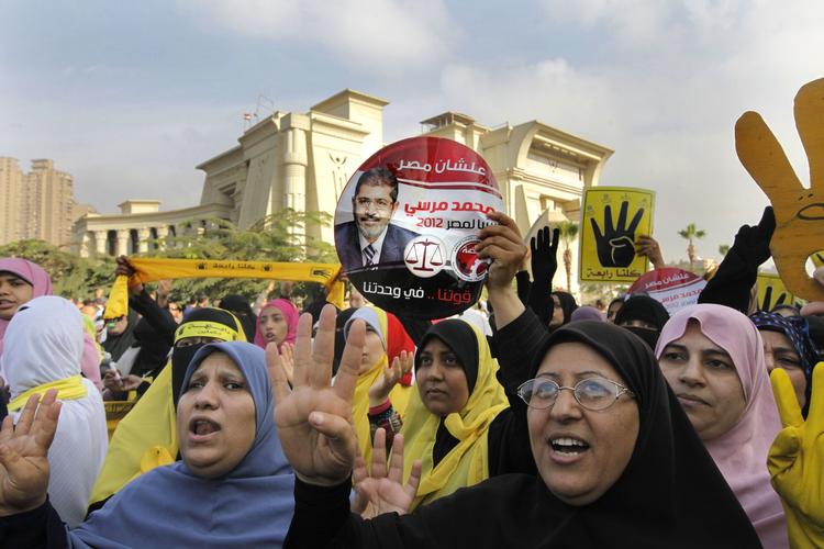 Egypten. Tilhængere af den afsatte præsident Morsi, hvis retssag nu udskydes, demonstrerer i dag i Kairo. 