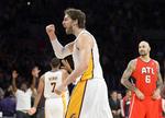 snævert. Los Angeles Lakers' Pau Gasol jubler efter den tætte afslutning på opgøret mod Atlanta Hawks. 