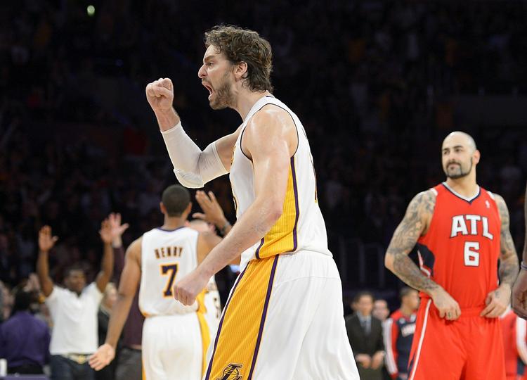 snævert. Los Angeles Lakers' Pau Gasol jubler efter den tætte afslutning på opgøret mod Atlanta Hawks. 