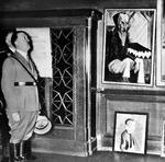 ENTARTET. Begrebet 'Entartete Kunst' blev anvendt som et begreb, der anvendtes under det nazistiske diktatur i Tyskland i 1930'erne til fordømmelse af den moderne kunst. Her kigger den tyske diktator Adolf Hitler på to kunstværker, som til forveksling ligner en del af den entartede kunstsamling. 