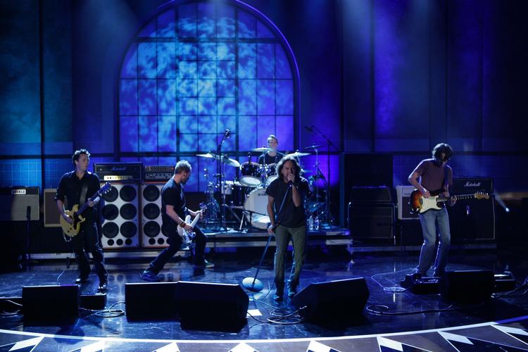 Eddie Vedders nuancerede stemme synger forslået ømhed frem. 