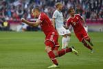 skade. Bayerns Arjen Robben (tv) scorer mod Mainz 19. oktober i Bundesligaen. 
