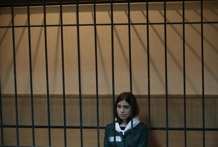 Putinkritiker. Nadezhda Tolokonnikova er den ene af tre medlemmer i den russiske punkgruppe Pussy Riot. I starten af 2012 protesterede gruppen mod Ruslands præsident, Vladimir Putin, ved at spille en protestsang i en katedral i Moskva. To af gruppens medlemmer sidder i dag i fængsel på grund af demonstrationen. 