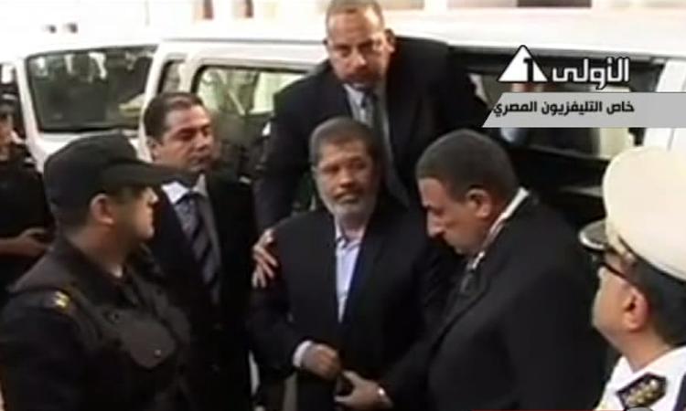 Retssag. Egyptens afsatte præsident, Mohamed Morsi, ankommer til retten. 