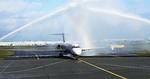 hyldest. Sidste tur med MD-80 fra Københavns Lufthavn i Kastrup. Flyet blev hyldet med et par fontæner fra brandbiler - og en regnbue. 