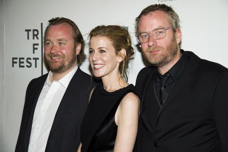 Familieportræt. Tom Berninger (yderst til venstre) ses her med sin berømte rockstjernebror Matt og sidstnævntes kone Carin Besser i forbindelse med Tribeca Film Festival tidligere på året. 