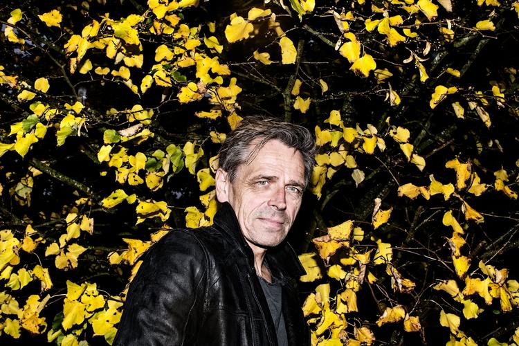 nøgen. Når han er bedst, er der en fin og fornem sans for både musikkens og tilværelsens poesi. 