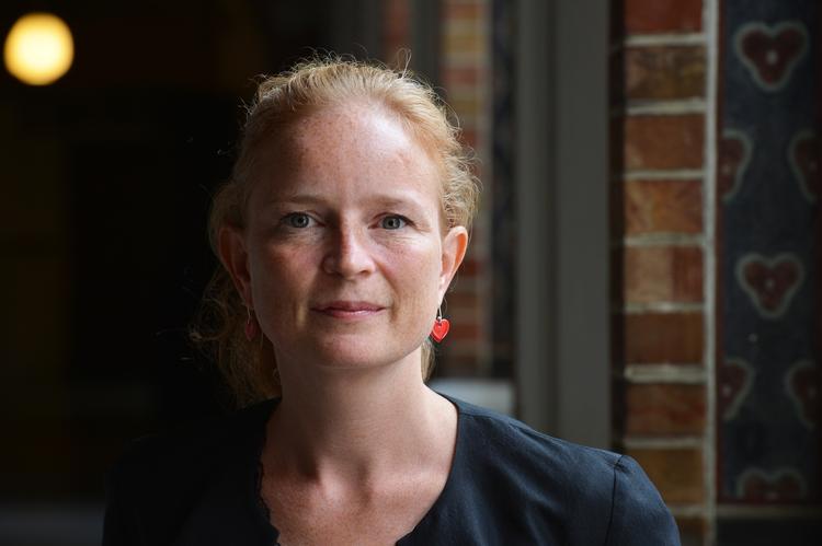 Rød. »Lad os derfor lave en politisk aftale, der rækker for en fireårig periode. En aftale, der forpligter Socialdemokraterne på at lave de store politiske aftaler – herunder også trafikforlig og budgetaftaler - med venstre side«, lyder opfordringen fra SF's Ninna Thomsen. 
