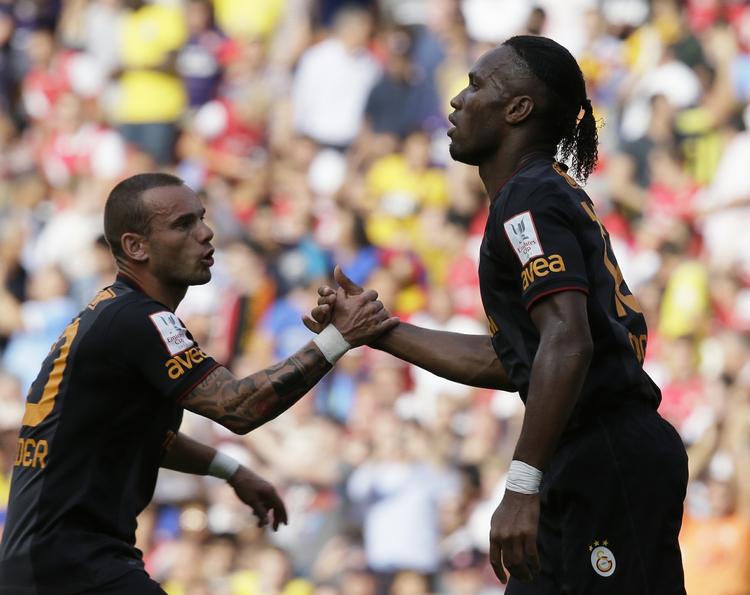 HALVERET. Stjerneduoen Wesley Sneijder (tv.) og Didier Drogba (th.) er halveret i aften mod FCK. 