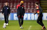 KULDSKÆR. Der var behov for handsker, da Didier Drogba og Galatasaray i går trænede i Parken forud for aftenens Champions League-kamp. 