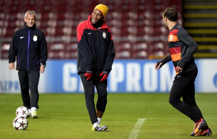KULDSKÆR. Der var behov for handsker, da Didier Drogba og Galatasaray i går trænede i Parken forud for aftenens Champions League-kamp. 