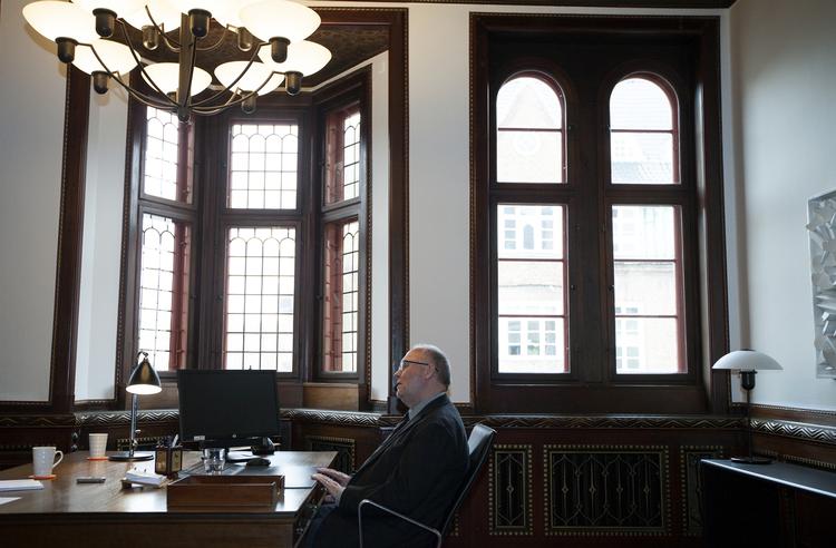 Anerkendelse. Aalborgs borgmester sidder også i en lang række selskaber. »Her er det lettere at høste anerkendelse, fordi resultaterne kan ses i bundlinjen. En kommune er mere kompliceret, fordi man bliver målt på borgernes tilfredshed med den kommunale service«, siger han. 