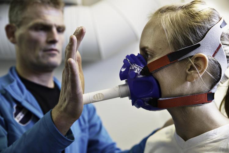 FORBRÆNDING. Claus Hechmann tilpasser Vibe Gondolfs maske. Det viser sig, at hun er den på holdet, der henter mest af sin energi fra fedt. 