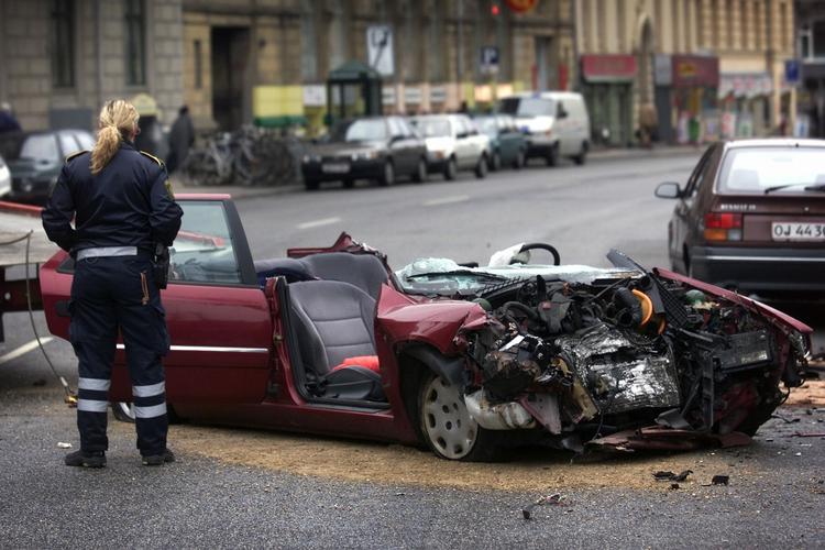 trafik. Politiet bør have flere  ressourcer til at kontrollere langt flere bilister, ikke mindst i weekenderne, når promillen hos nogle går ind, mens fornuften går ud, skriver Peter Skaarup. 