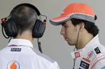TRUET. Mexicaneren Sergio Perez (th.) kan miste sin plads hos McLaren til danske Kevin Magnussen, skriver flere engelske aviser. 
