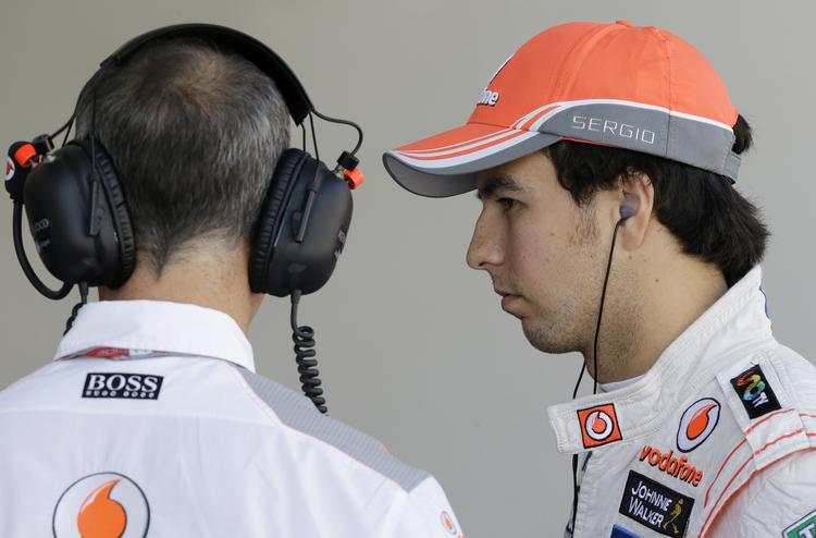 TRUET. Mexicaneren Sergio Perez (th.) kan miste sin plads hos McLaren til danske Kevin Magnussen, skriver flere engelske aviser. 