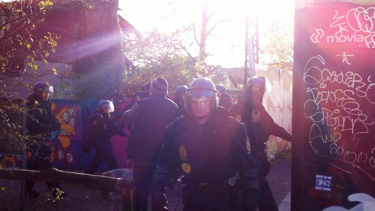 Politiaktion. En ransagning på Christiania endte i dag med, at Københavns Politi affyrede tåregas mod cirka tyve maskerede personer, der angiveligt kastede ting efter betjentene. 