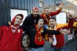 Opgør. Tyrkiske Galatasaray-fans fester på Rådhuspladsen forud for aftenens kamp mod FCK. 