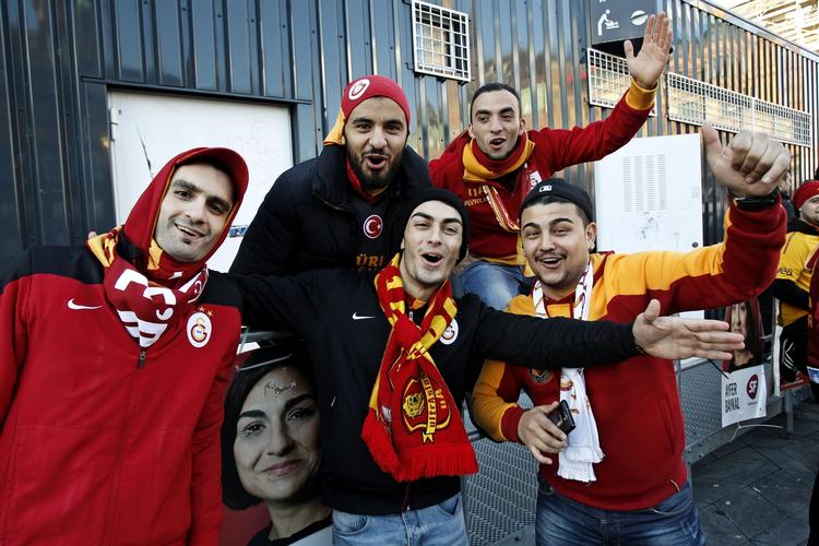 Opgør. Tyrkiske Galatasaray-fans fester på Rådhuspladsen forud for aftenens kamp mod FCK. 