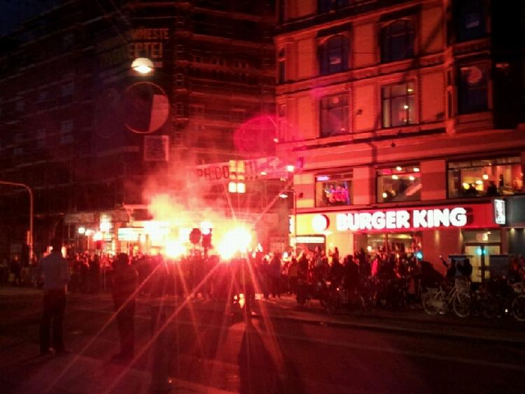 Foldbold: Tyrkiske fans af Galatasaray varmer op med romerlys på Rådhuspladsen før kampen mod FCK. 