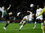 Jesper Grønkjær (i midten)da han scorede til 2-0 foran Celtics Thomas Gravesen og FCKs Atiba Hutchinson. 