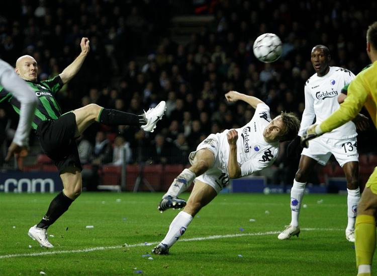 Jesper Grønkjær (i midten)da han scorede til 2-0 foran Celtics Thomas Gravesen og FCKs Atiba Hutchinson. 